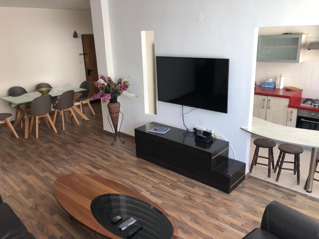 Sky Home Apartment Jabotinsky 8 バト・ヤム エクステリア 写真